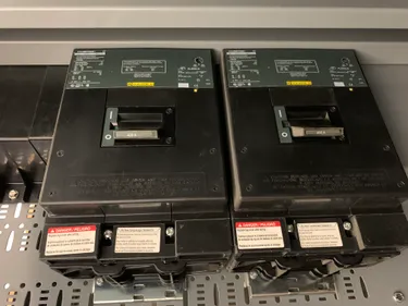 schneider ビンテージウェア Fuelled | Miscellaneous Item - 600V 2000A Schneider Switchgear